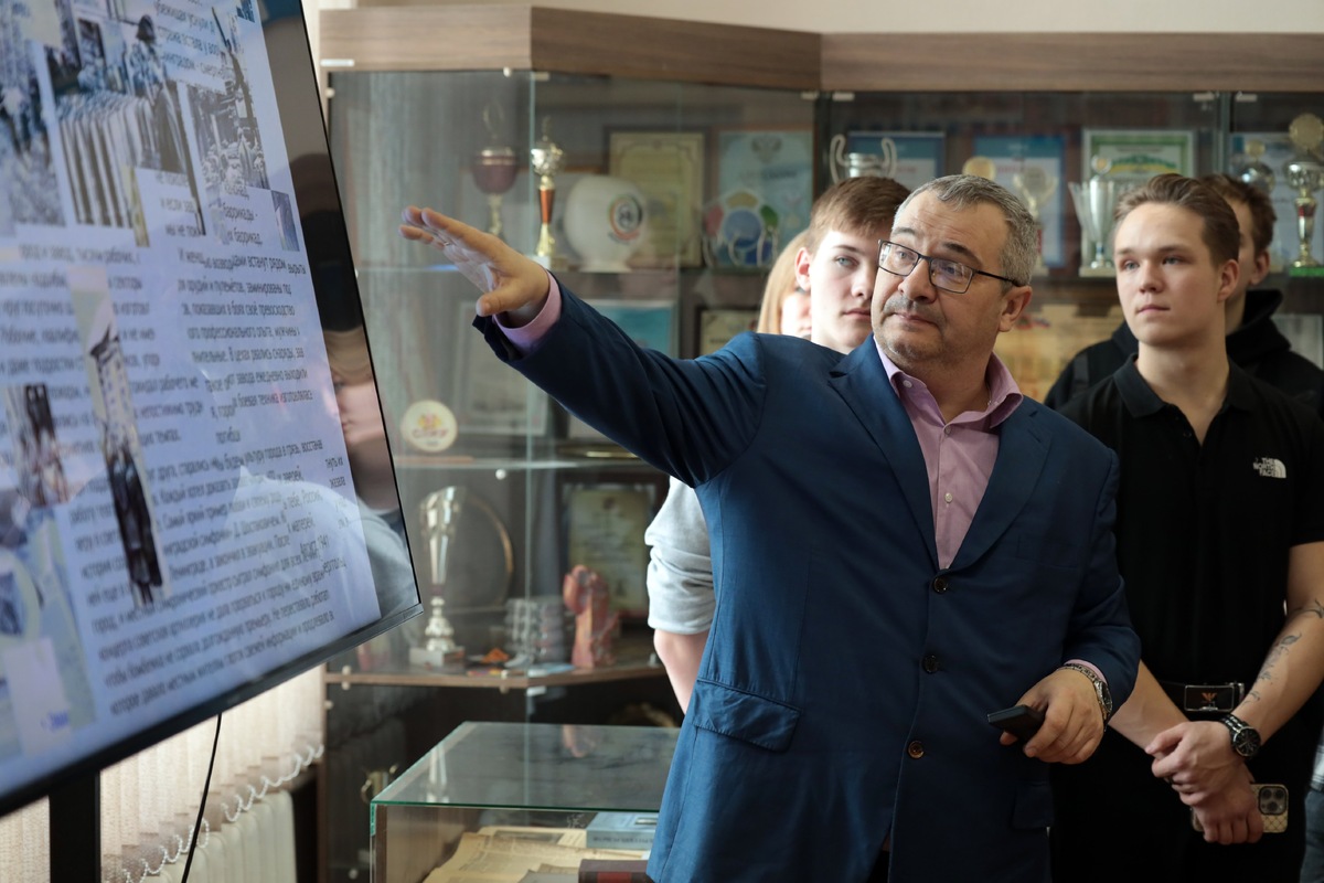 Студенты в музее СибГИУ, рассказывает профессор Лев Тресвятский