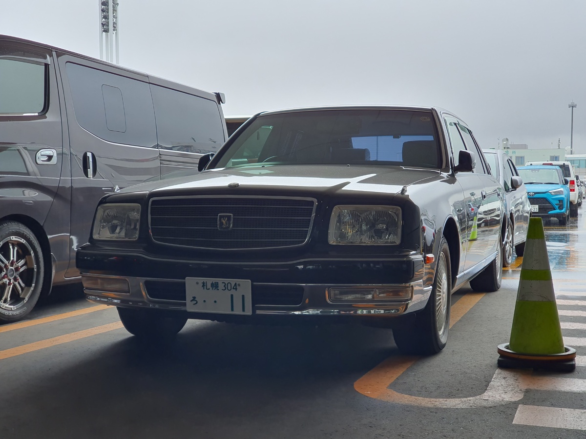    Toyota для императора: в дороге с самой шикарной праворулькой