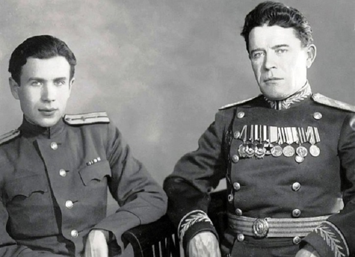 Виталий Викторович Коротков (слева) со своим отцом Виктором Васильевичем Коротковым. Источник фото: https://vk.com/wall-194530627_10016