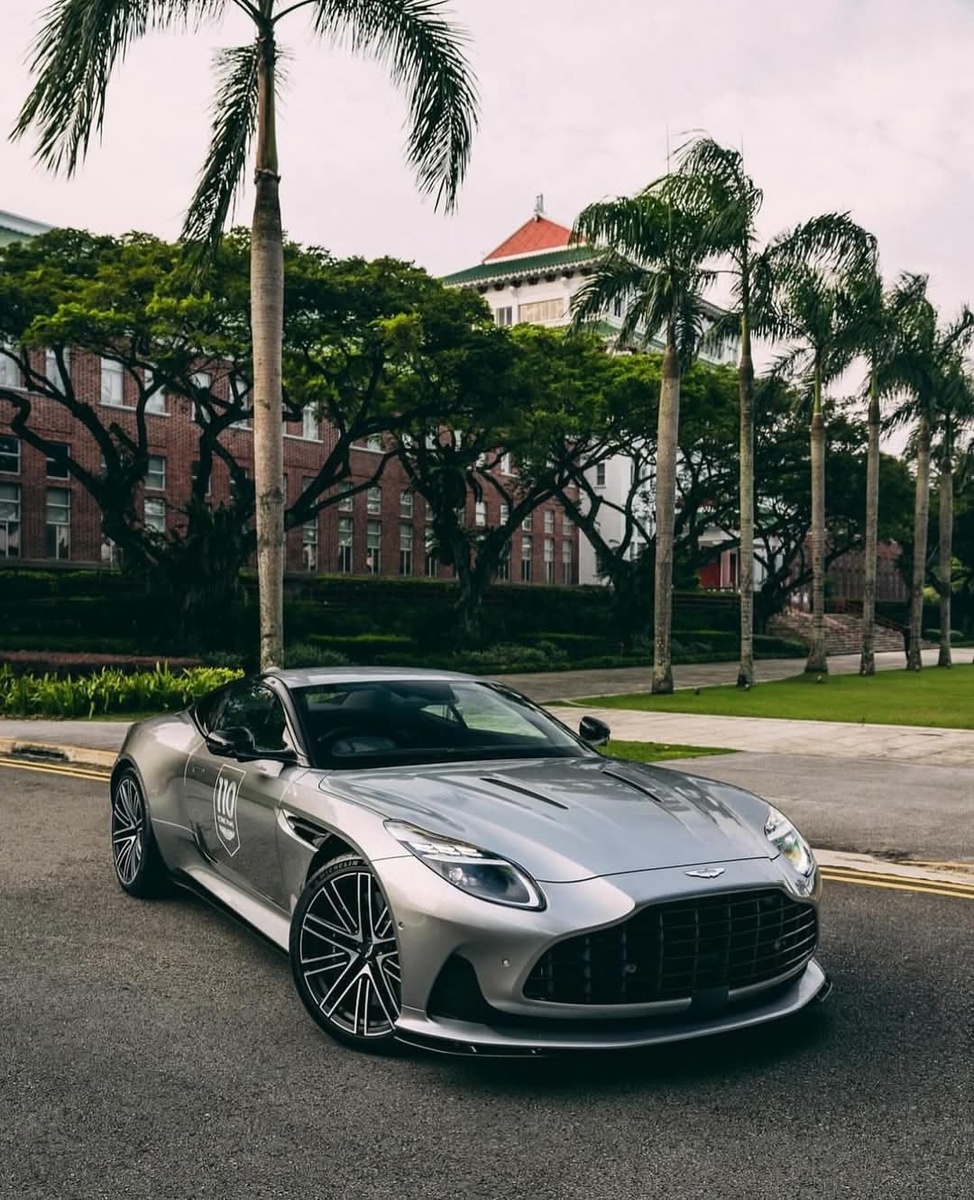 Автомобиль Aston Martin DB12