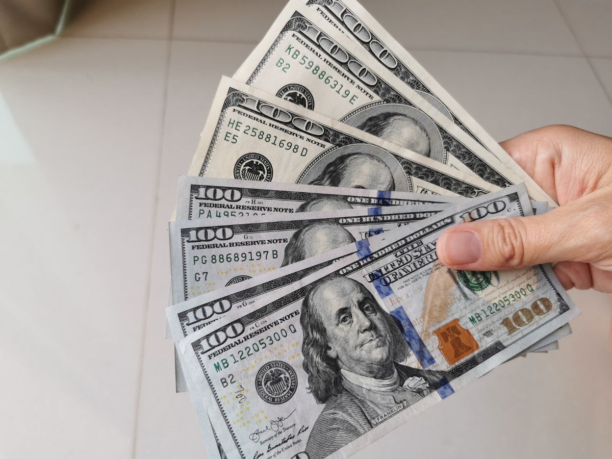 Старые доллары, кстати, обмениваем без потери курса