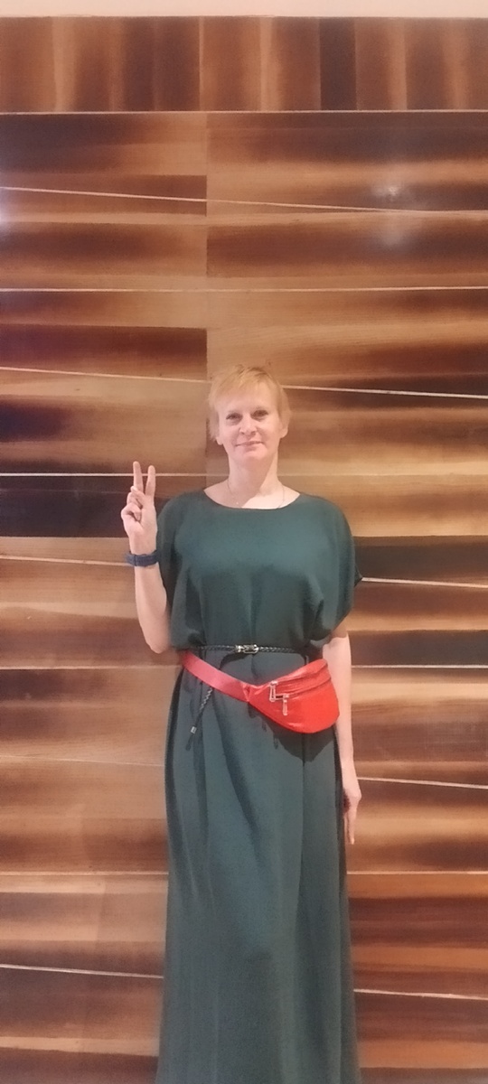 Нарядилась вот в платьюшко)