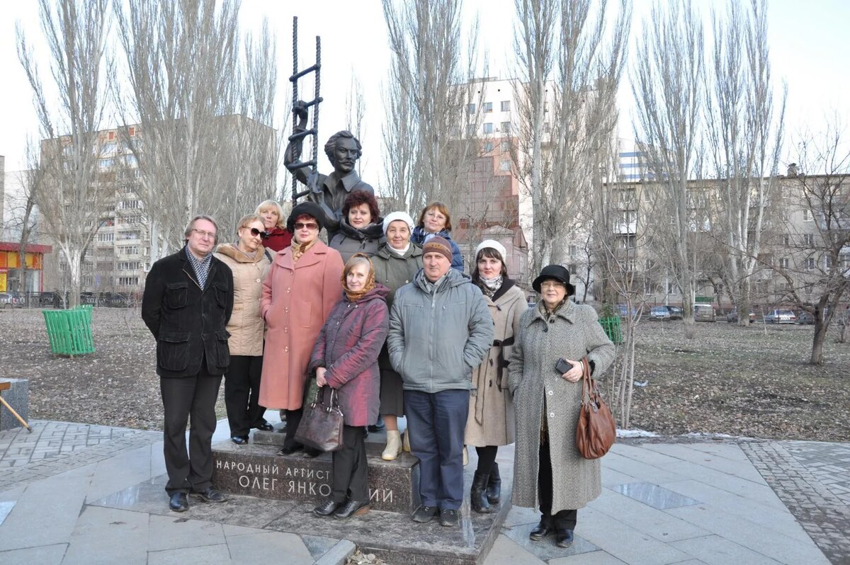 Саратов, 2017 г. У скульптуры «того самого Мюнхгаузена»