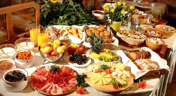 богато накрытый стол