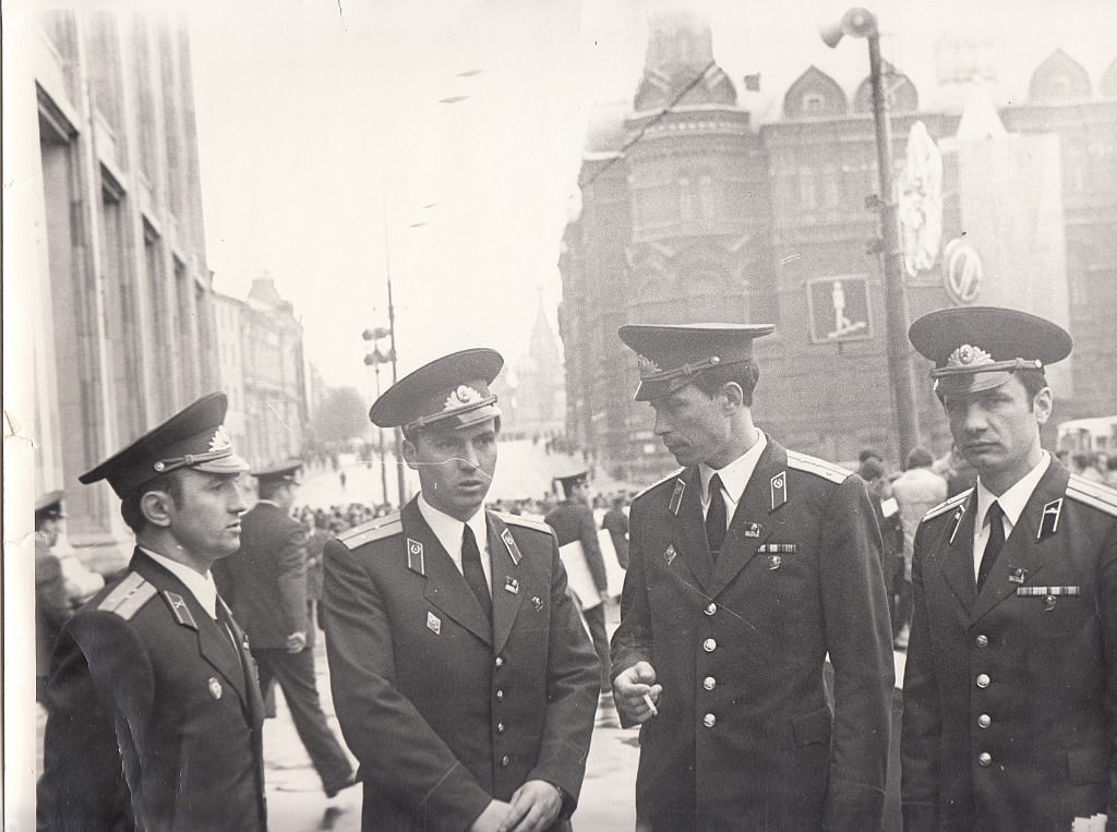 Фотография: такими мы были в 70- годы: молодыми, способными рисковать, добиваться поставленных целей... Приехали в Москву на 18 съезд ВЛКСМ. Красная площадь. 24 апреля 1978 г. Автор слева. Рядом: А.Моргачев, В.Каплин, А.Анисимов.