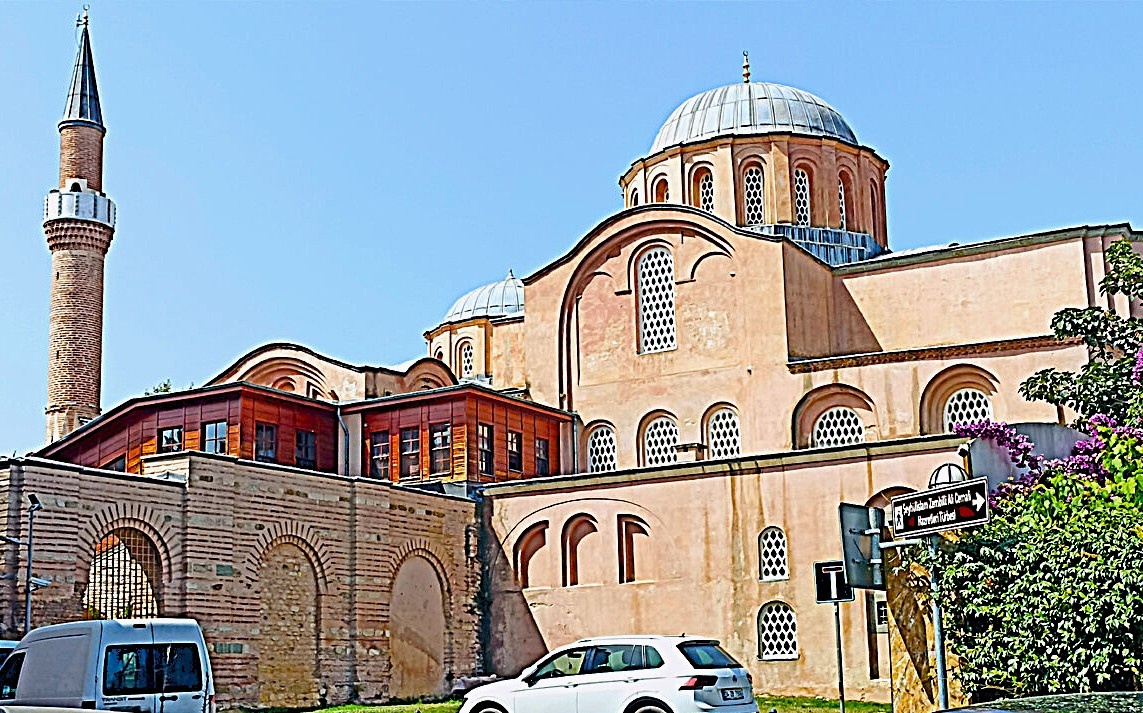 Внешний вид здания со стороны кафе