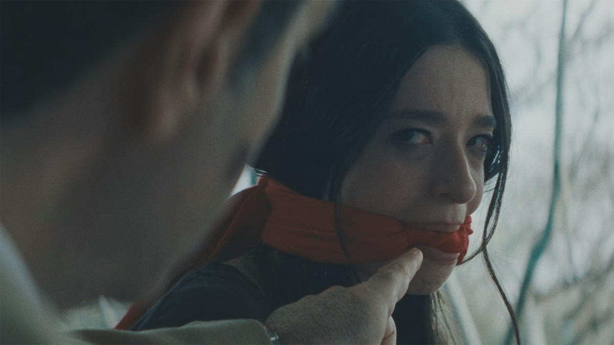 Героиня Майки Мэдисон умудряется сохранять чувство собственного достоинства даже в самых не распологающих к этому обстоятельствах