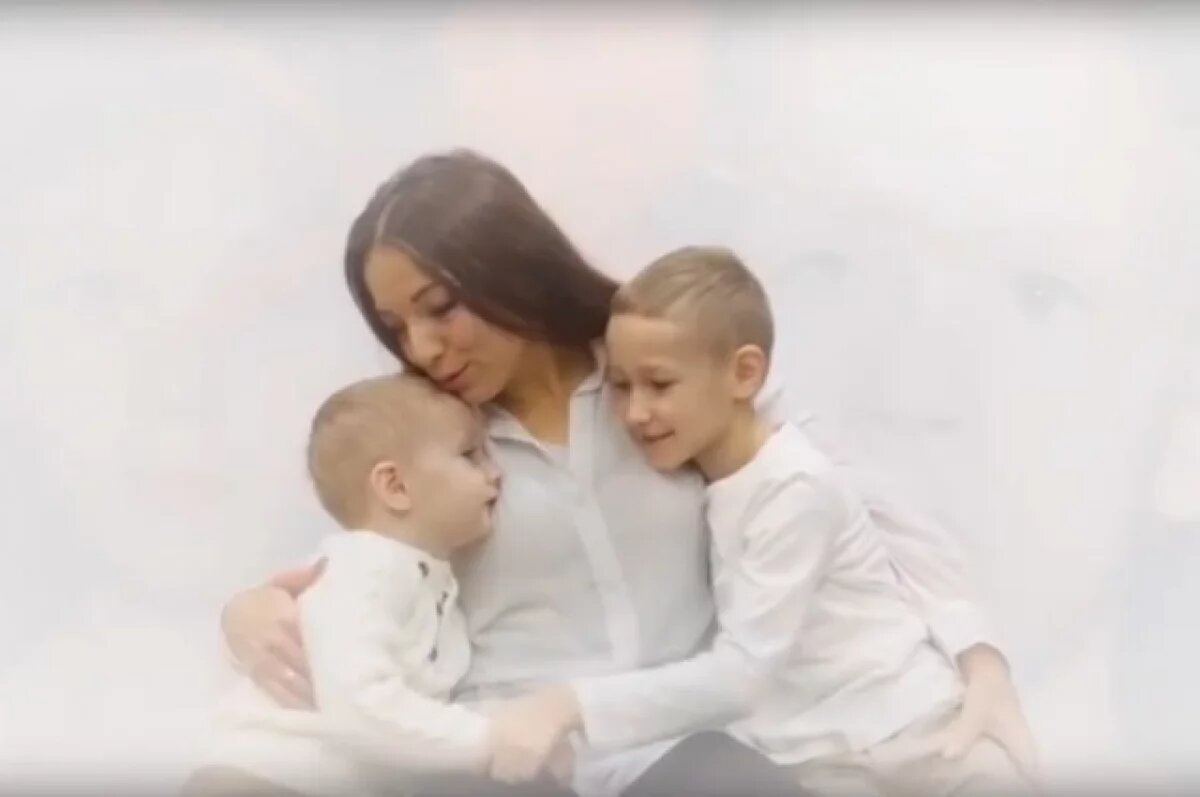    В клипе рассказана история обретения мальчиком семьи.