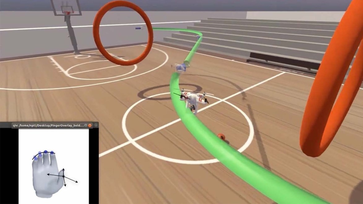 Скриншот игрового дисплея показывает квадрокоптер, следующий по зеленой траектории вокруг колец. Вставка показывает аватар руки. Нейронный имплант записывает данные с близлежащих нейронов, а алгоритмы определяют предполагаемые движения для аватара руки. Положения пальцев затем используются для управления виртуальным квадрокоптером. Мичиганский университет / Nature Medicine