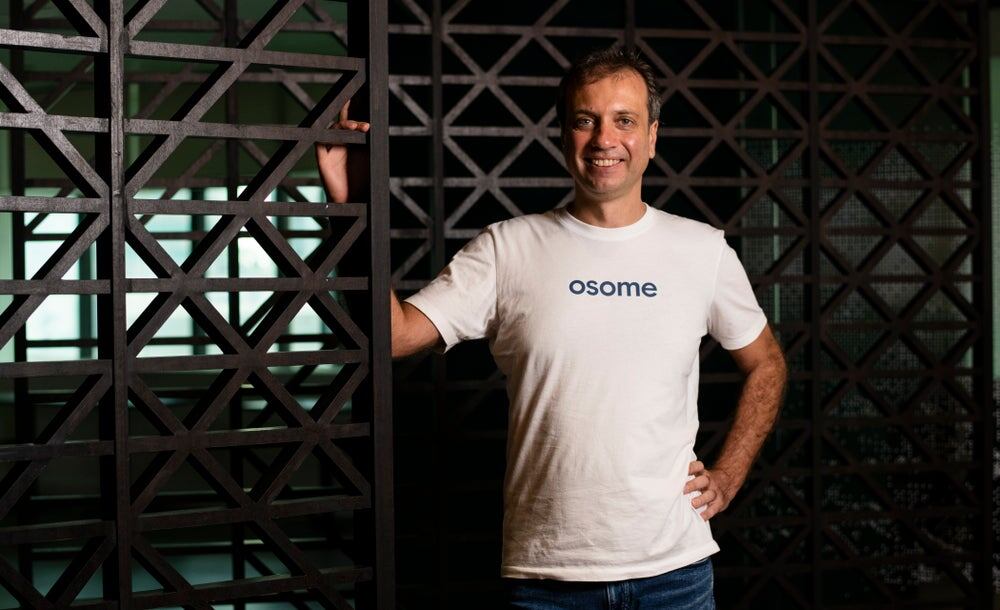 «До меня дошло, что, несмотря на то, что я нахожусь в Сингапуре, одном из лучших мест в мире для открытия бизнеса, я всё равно страдаю от бумажной волокиты. Я делал то же самое, почти в точности так же, как владельцы бизнеса 100 лет назад. Это пародия, особенно когда у нас есть технологии, которые могут это улучшить, нам просто нужно доверить это роботам!»