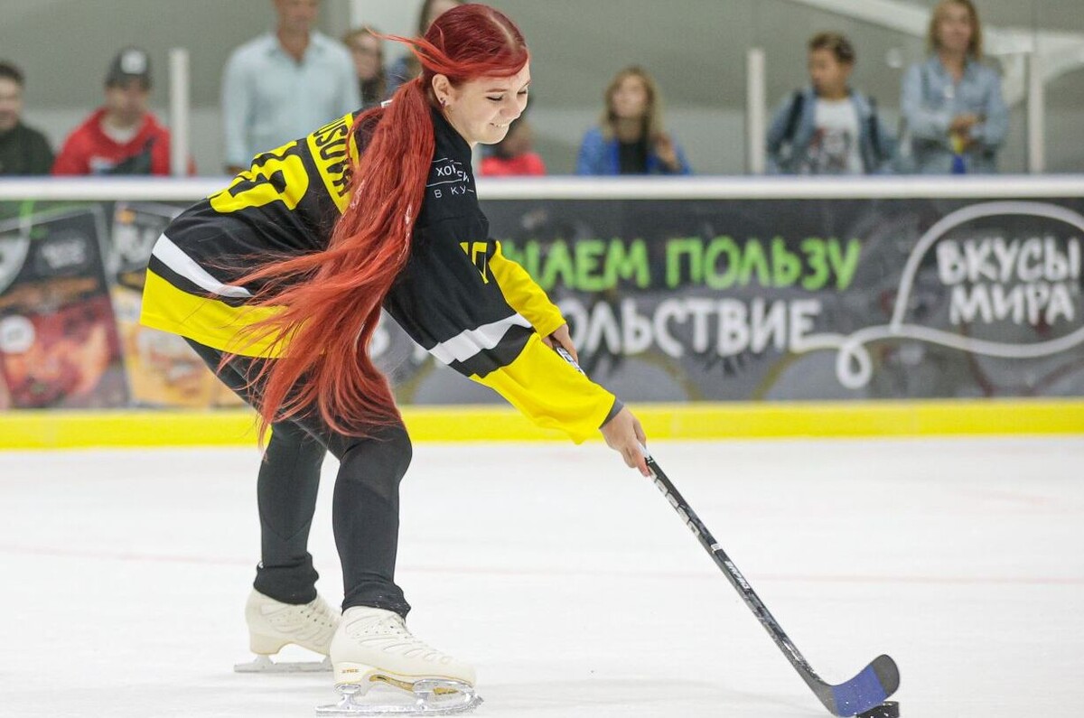 Александра Трусова пробует себя в хоккее.
