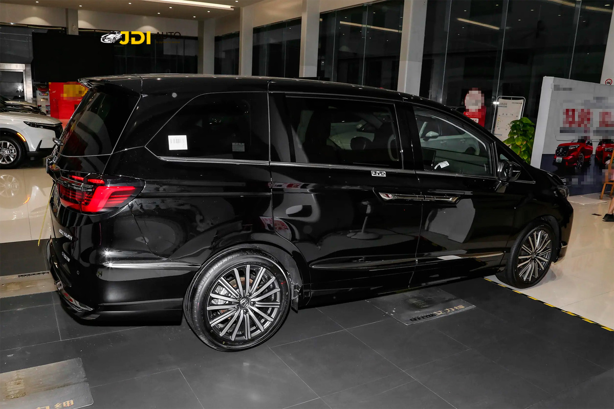 Внешний вид Honda Elysion Hybrid 2.0L Extreme Edition 2024г.
