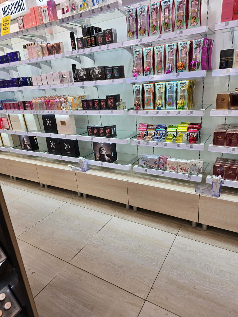 В Летуале народа нет, товаров нет 