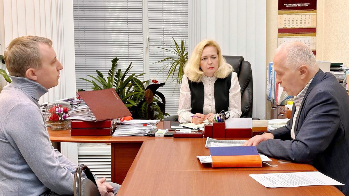 Виталий Балуев (слева) на приеме у нижегородского Уполномоченного по правам человека Оксаны Кислицыной и Владимир Окмянский, руководитель аппарата Уполномоченного по правам человека в Нижегородской области.