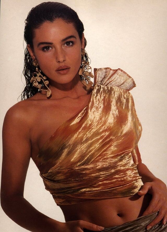 Снявшись в нескольких итальянских фильмах, Беллуччи впервые появилась на американских экранах в роли одной из невест Дракулы (Гари Олдмана) в фильме Фрэнсиса Форда Копполы «Дракула Брэма Стокера» (1992), в котором также снимались Киану Ривз и Вайнона Райдер.