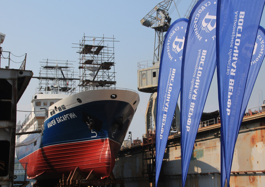 Спущен на воду краболов "Андрей Басаргин" проекта 03141 / Фото: "Восточная верфь", АО  📷
