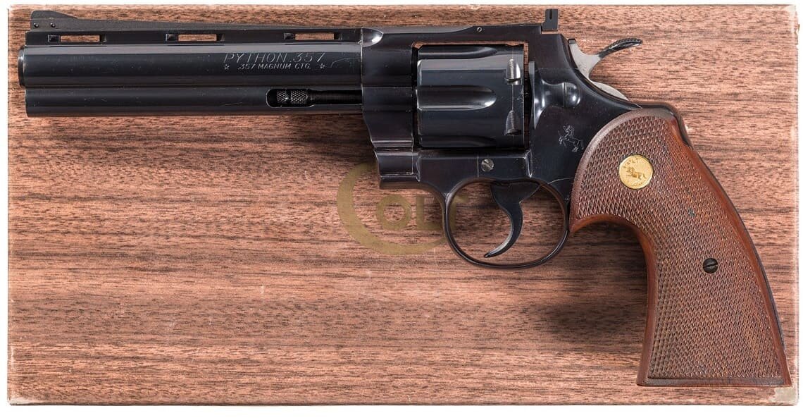 Револьвер Colt Python первых лет выпуска на коробке.