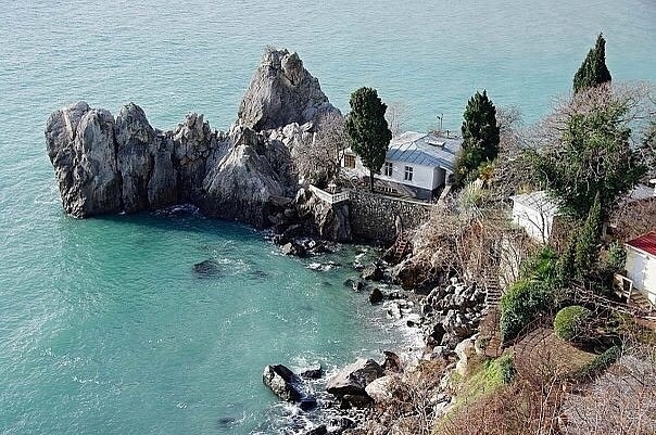 Вид на Дом-музей  "Дача А.П. Чехова" в Гурзуфе