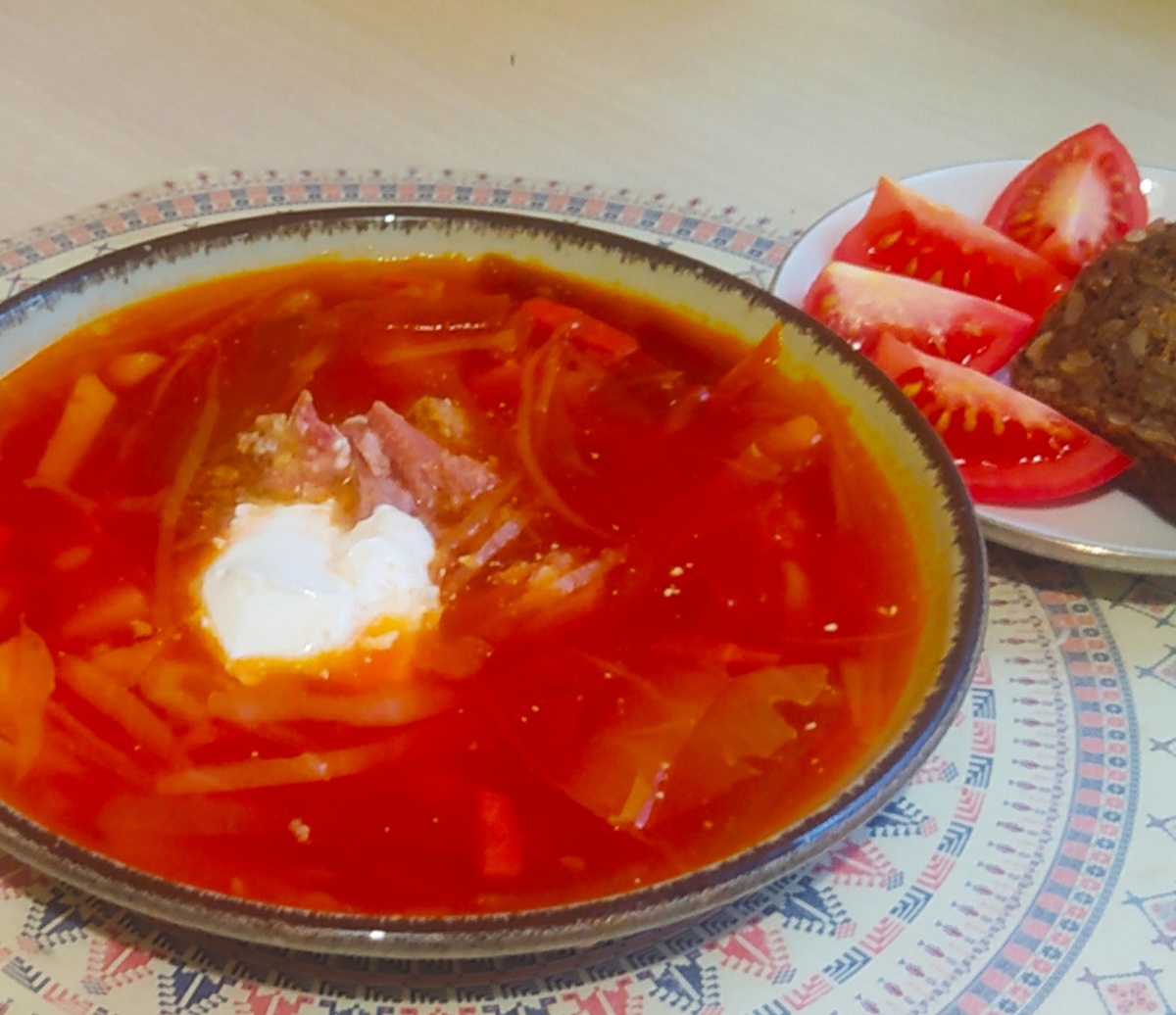 Можно добавить любую зелень по вашему вкусу, я добавила тушёную говядину и сметану. 