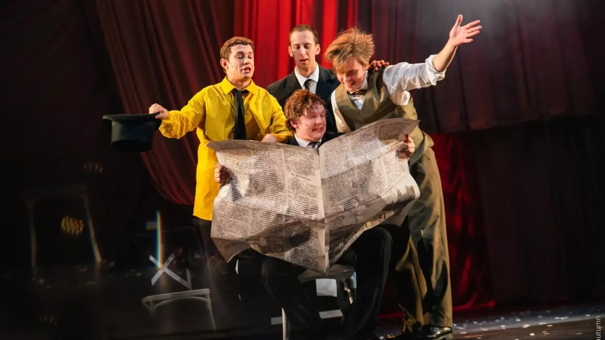 Сцена из спектакля. Фото: Официальный сайт спектакля mayakovsky-kologrivij.ru
