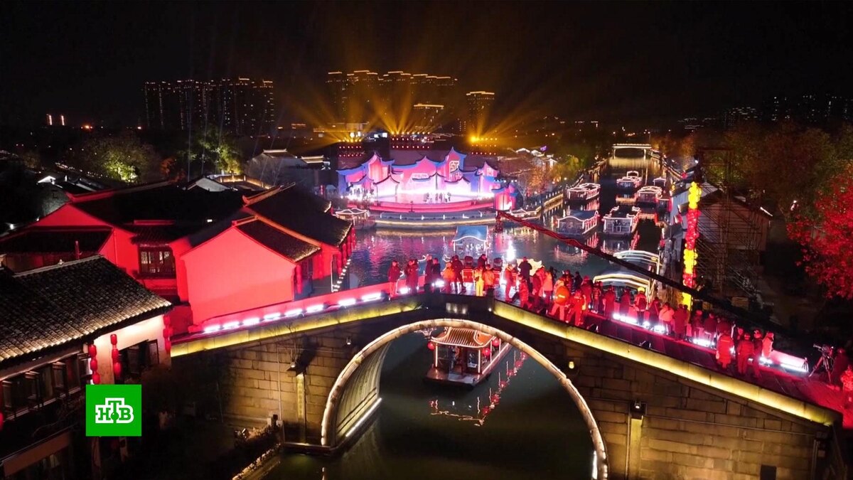    Световые проекции, парящие фонарики и флаги: Китай готов к встрече Нового года