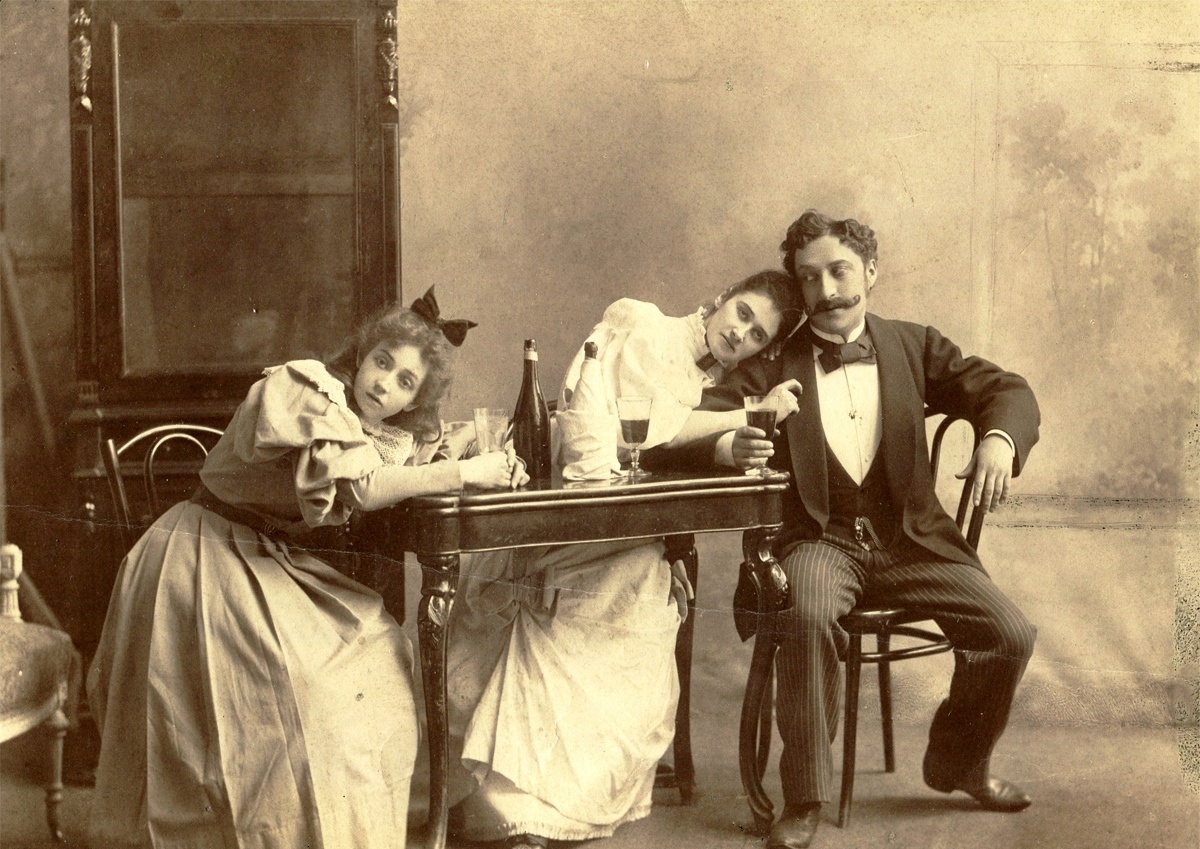 В. Комиссаржевская (слева) в спектакле «Бой бабочек».
