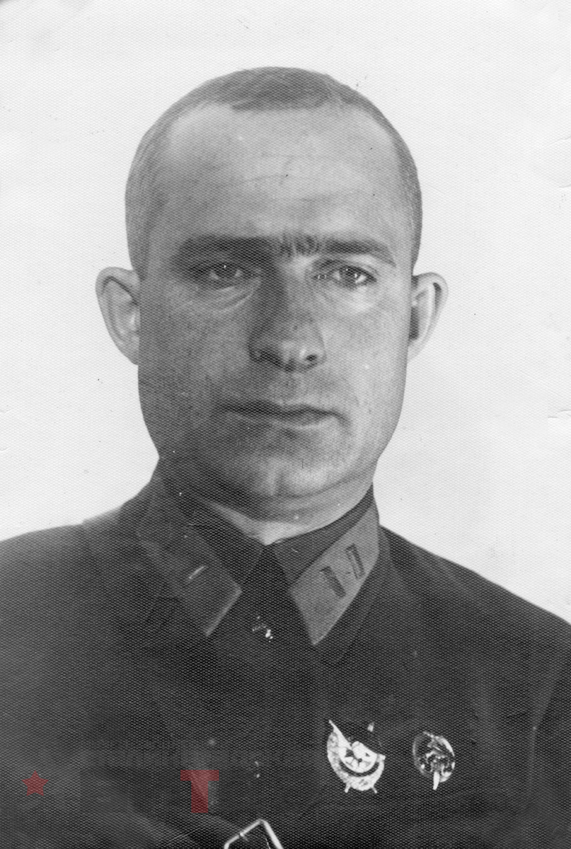 Петраков Иван Тимофеевич, начальник отдела Управления НКВД по Сталинградской области, командир истребительного батальона 10-й стрелковой дивизии войск НКВД. 18 ноября 1942 г.