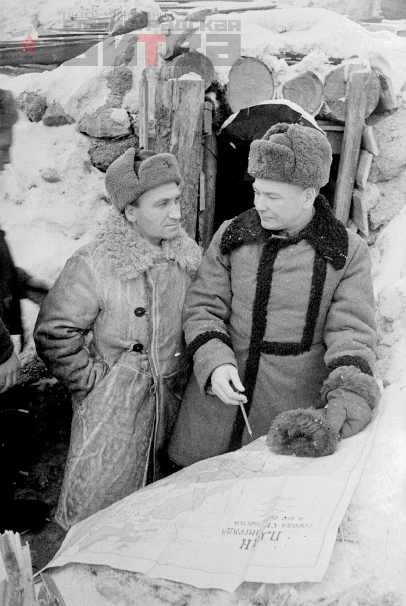 Рюмкин Я.И. Елин Иван Павлович (справа), полковник, командир 42-го Гвардейского стрелкового полка 13-й Гвардейской стрелковой дивизии и старший лейтенант государственной безопасности Сталинградской области Петраков Иван Тимофеевич у карты г. Сталинграда. 1942-1943 гг.