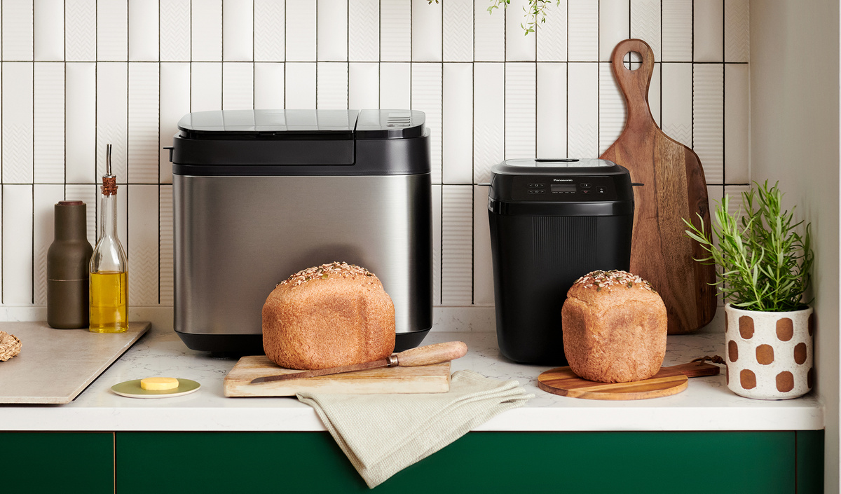 По сравнению с топовой хлебопечью SD-YR2550 новинка от Panasonic кажется действительно малышкой / Фото Panasonic Global