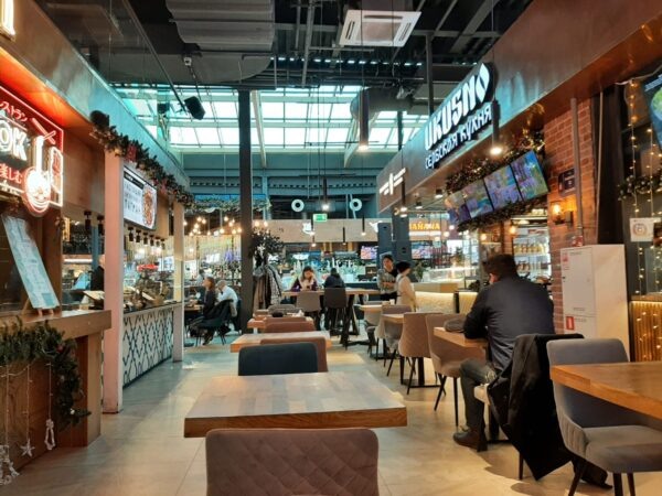 В 2024 году готовая еда привлекала все больше покупателей — во всех форматах своей подачи: в ресторанах, фуд-моллах, на полках супермаркетов. Тренд продолжится