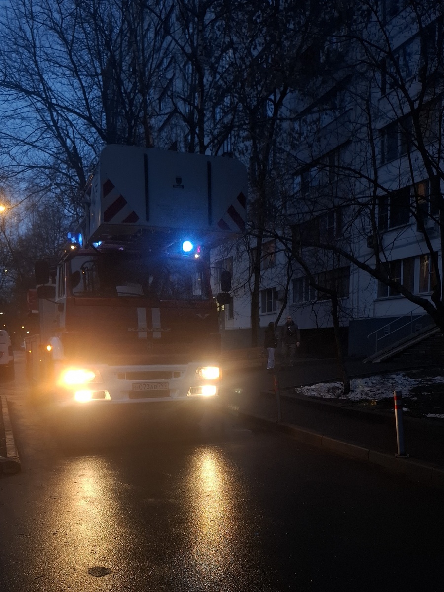 Фото из личного источника: Пожарная машина у нашего подъезда.