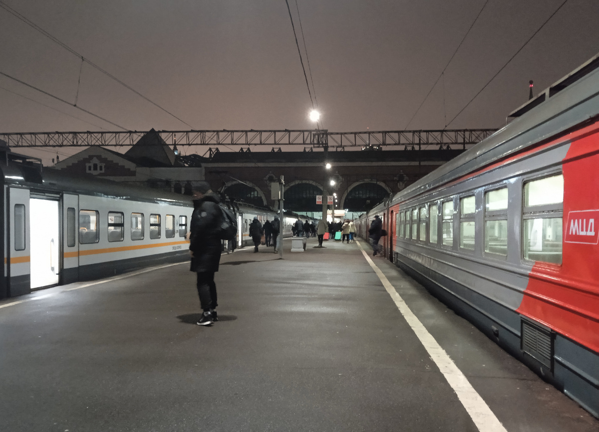 Справа - ЭД4М-0177, на которой прибыла на вокзал ваша покорная слуга. Классика жанра, которая пока еще остается на нашем направлении, ибо его обновления в ближайших планах нет. Интересно, когда дообновят Горьковку, обновят Ярославку и Павелягу, сколько жд-любителей будут приезжать к нам, на нашу заповедную магистраль, чтобы поностальгировать по "монстрикам" ЭД4М? 