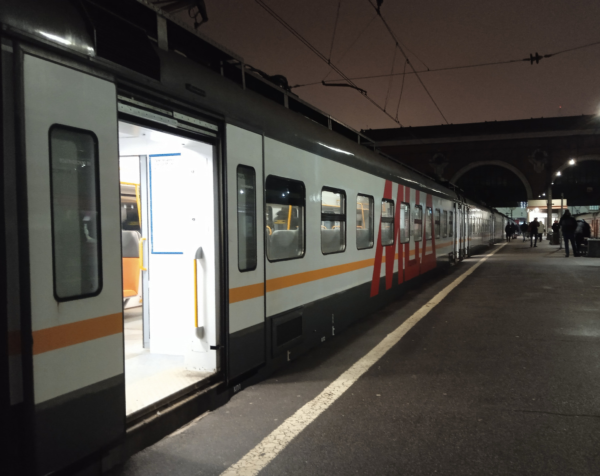 ЭП2Д, номер бортовой не запомнила. Готовится отправиться в рейс куда-то в сторону то ли Быково, то ли вообще Фаустово. В общем, обычные будни Рязанского хода МЖД в белом окрасе с оранжевой полосой. :)