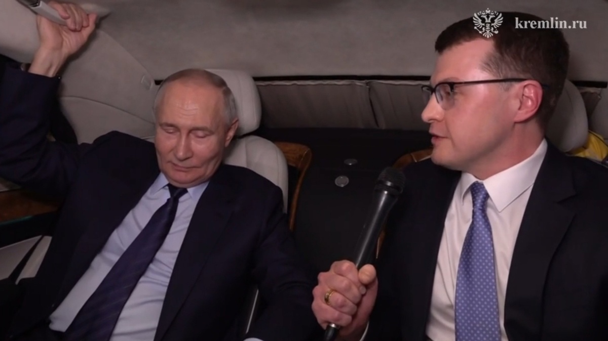 Паша Зарубин прокатился с Президентом. Как страстный любитель автомобилей не могу не отметить шумоизоляцию в машине. 