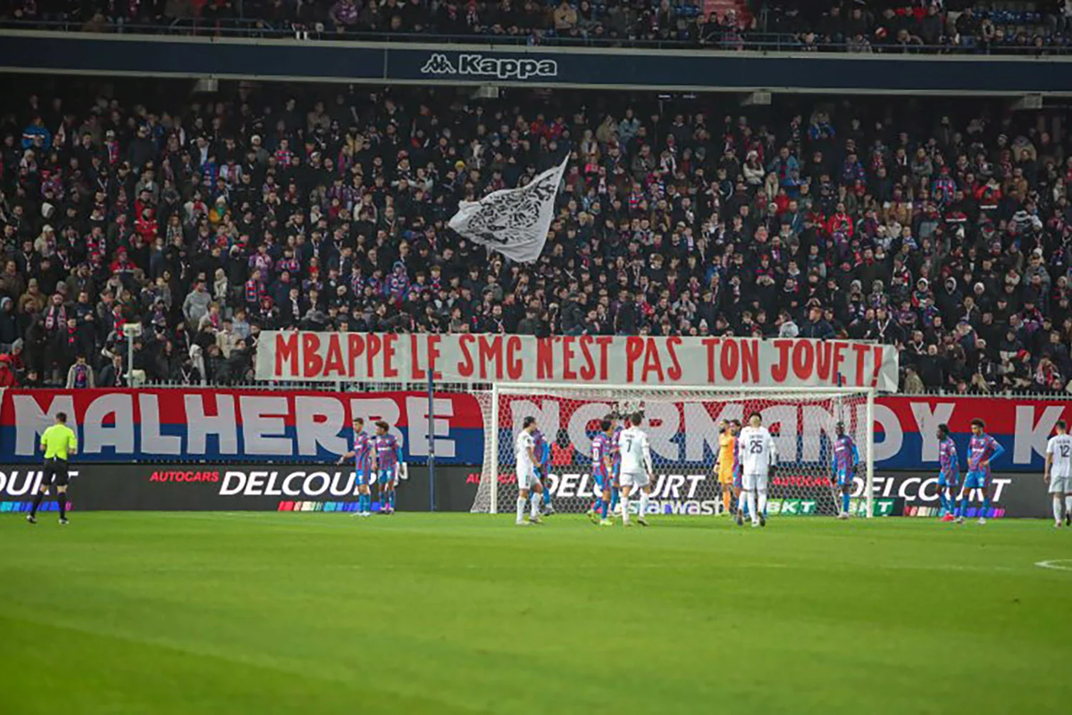 Болельщики «Кана» во время матча Лиги 2 с «Клермоном» вывесили на трибунах баннер «Мбаппе, «Кан» — не твоя игрушка» (Фото DR)