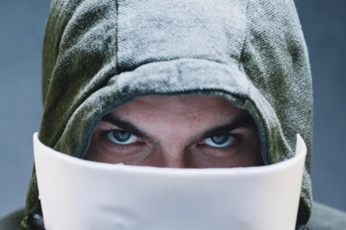    Молодой парень собрал своих друзей, чтобы отправиться в общежитие и защитить девушку, которой угрожал сосед в состоянии алкогольного опьянения