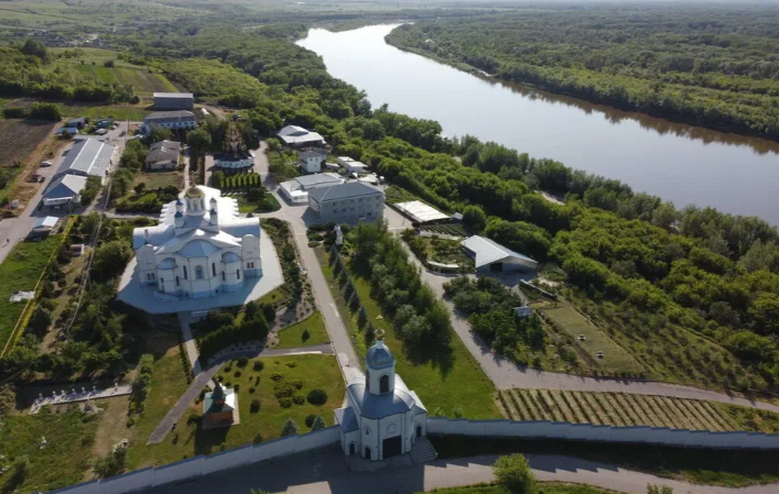 Монастырь и величественная река Медведица