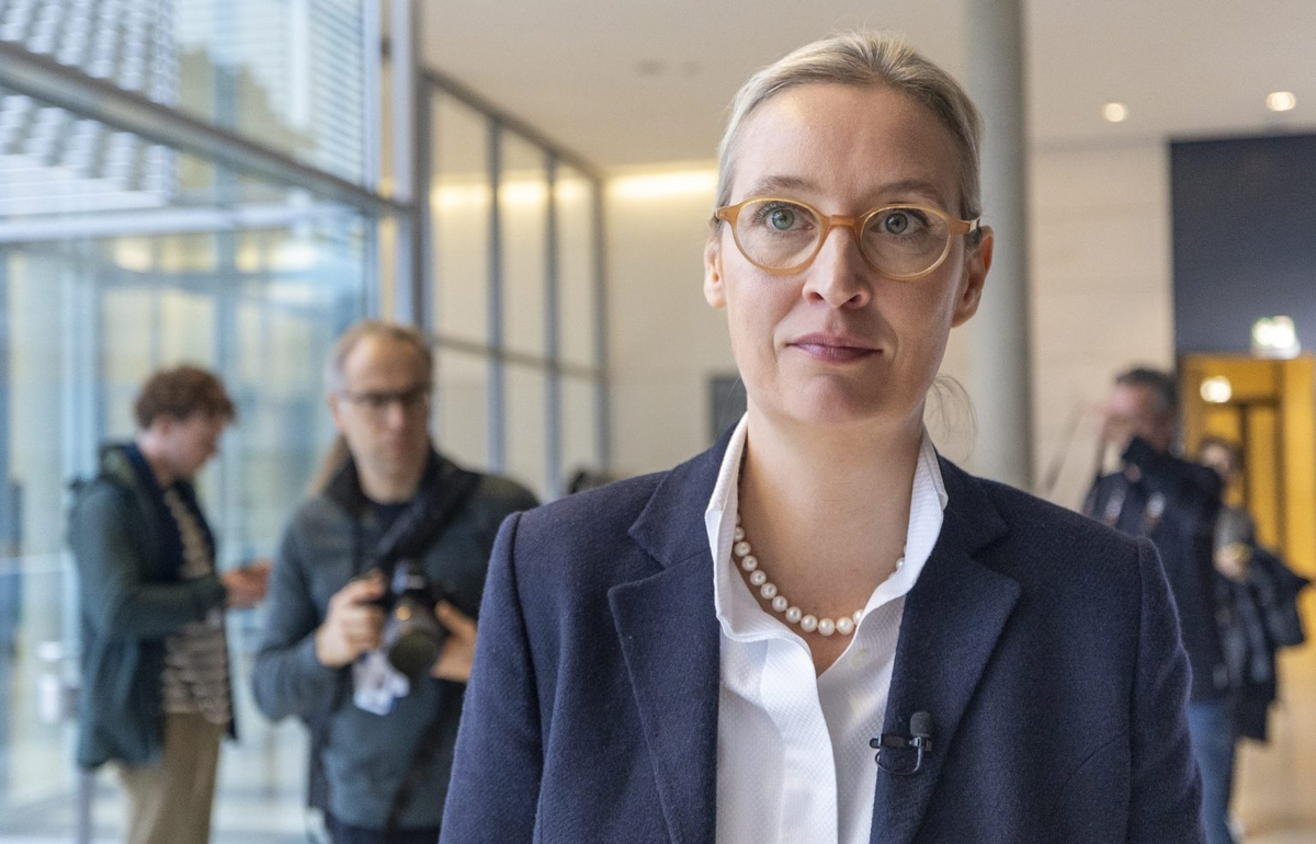 Соруководитель ультраправой политической партии "Альтернатива для Германии" (AfD) Алиса Вайдель прибывает для заявления для СМИ перед голосованием о доверии федеральному канцлеру Олафу Шольцу в Бундестаге 16 декабря 2024 года в Берлине, Германия. [Maja Hitij/Getty Images]