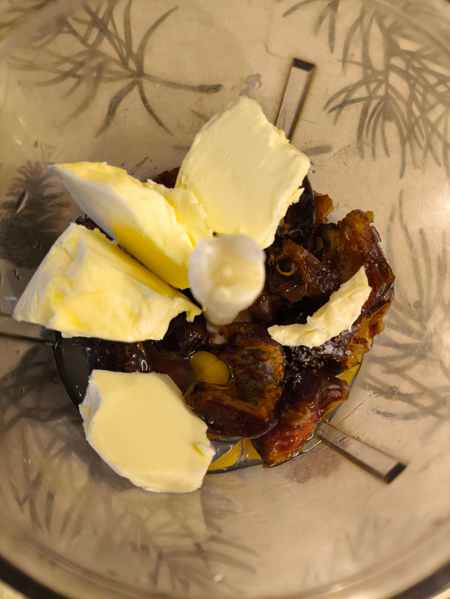 Можно это всё размять вилкой, но тогда финики нужно замочить в кипятке.