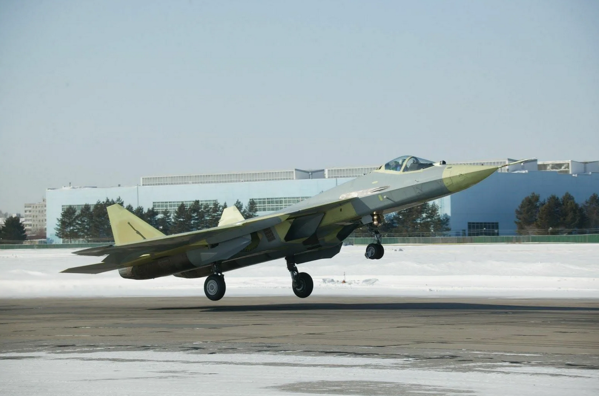 Один из первых полётов прототипа ПАК-ФА, будущего Су-57. Фото ОАК