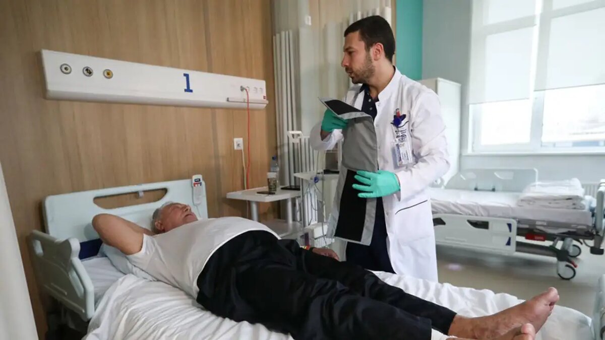    Врач и пациент.