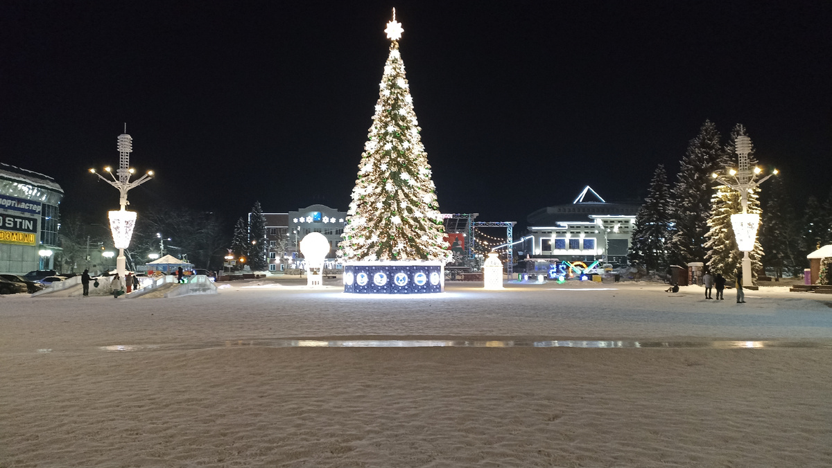 Новогодняя ель на главной площади Горно-Алтайска