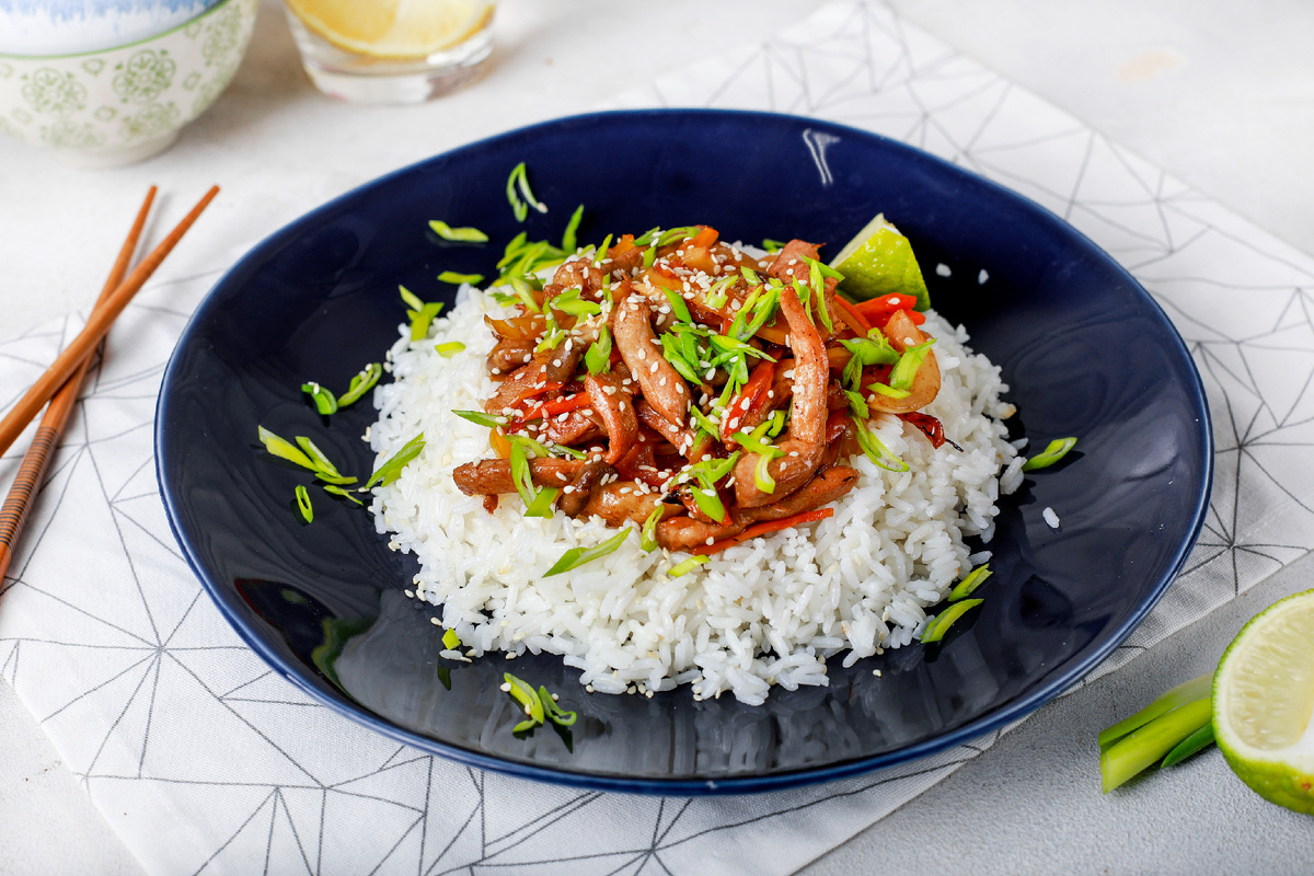 Глазированная свинина со шрирачей и рисом Жасмин