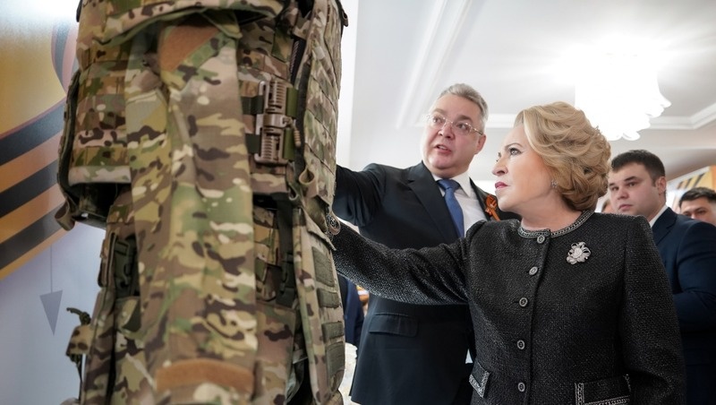    Владимир Владимиров и Валентина Матвиенко осматривают военную форму Фото: правительство Ставрополья