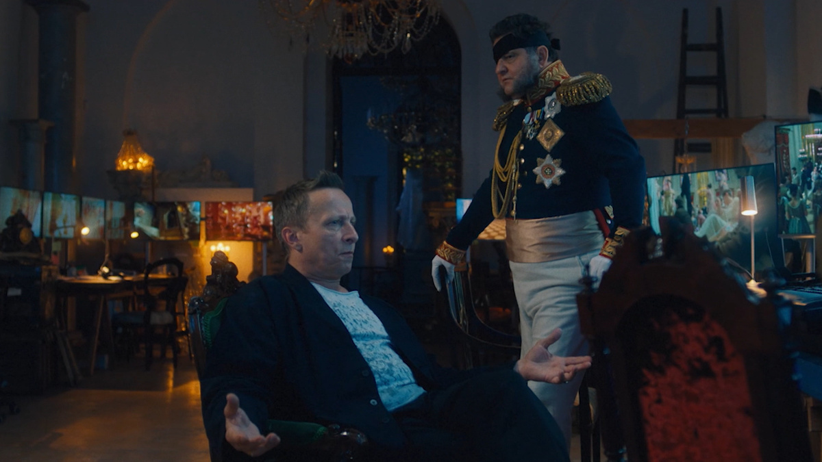 Кадр из фильма. Это я, когда увидела в руках у актёра реквизит, который вообще не должен был быть на площадке.