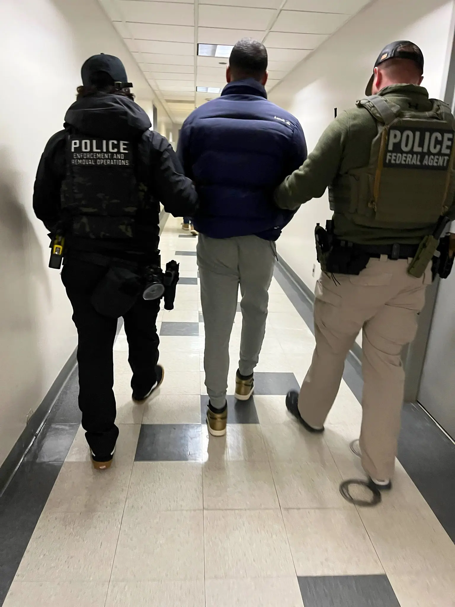 Местные жители округа рады, что наконец-то были приняты меры, а 80-летняя Эвелин Браун, жительница Бронкса с Ямайки, проголосовавшая за Трампа, заявила: «Уберите их к черту с улицы!» ERO Нью-Йорк Сити.