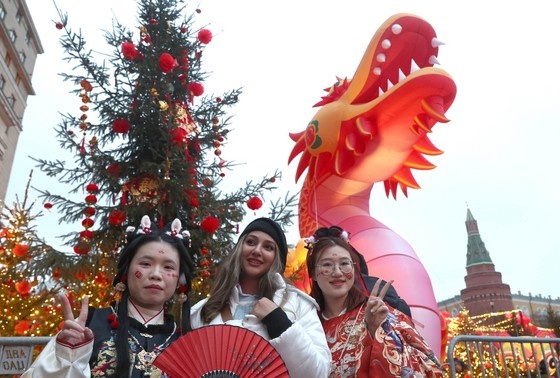    Участники и посетители фестиваля «Китайский Новый год в Москве»