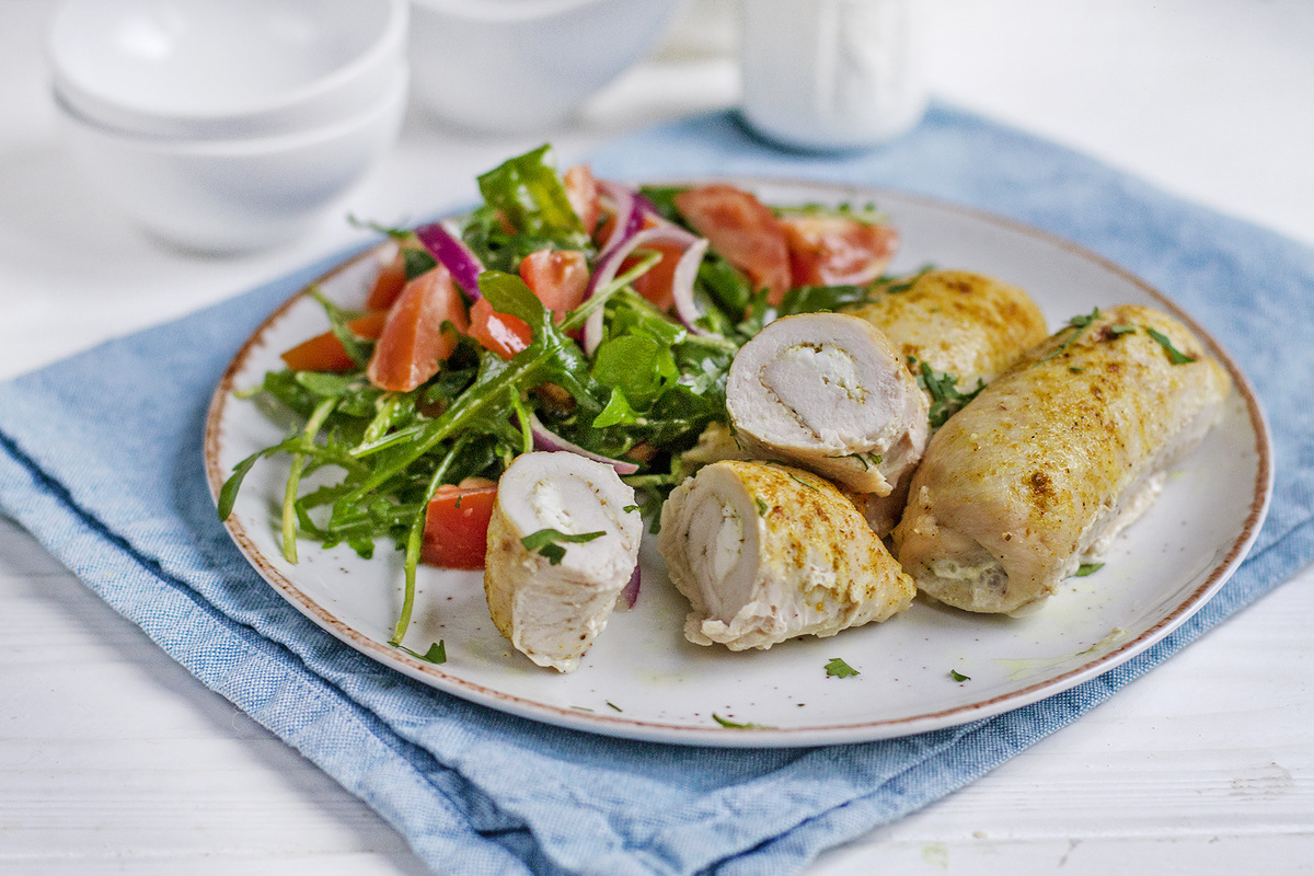 Рулетики из индейки с творожным сыром и салатом из томатов и рукколы с французской заправкой