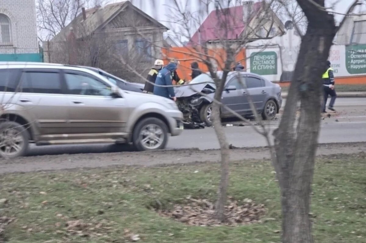    Две иномарки сошлись лоб в лоб у «Китай-города» в Волгограде