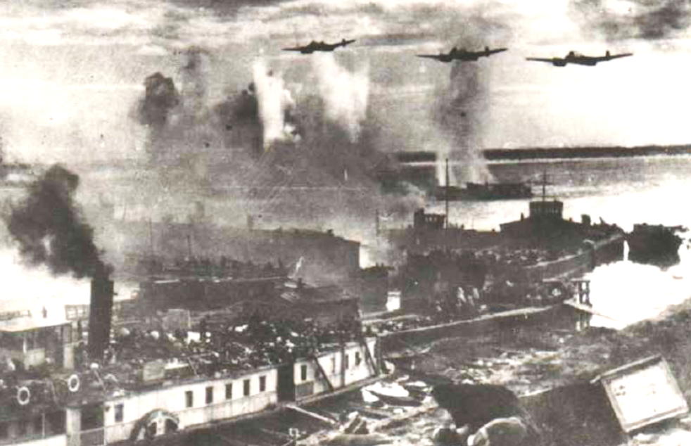 Бомбардировка Сталинградской переправы 23 августа 1942 г. Фото из архива Волжского пароходства.